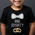 Kinder Ring Bearer Ring Sicherheit Niedliche Junge T-Shirt<br><div class="desc">Adorable Ring Träger Ring Security Shirt für Jungen. Die perfekte Art, um sich bei Hochzeitsfeiern und Hochzeitsfeiern zu fühlen. Ring Bearer Ring Security Abschlag mit niedlicher Bogen-Krawatte und Goldringen Grafik. Ihr Ringträger wird diesen T - Shirt Liebe geben, und es ist perfekt vor einer Hochzeit, für Proben, Hochzeitsfeiern und jeden...</div>