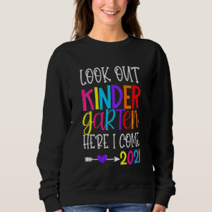 Kinder schauen in den Kindergarten, hier kommen Ju Sweatshirt