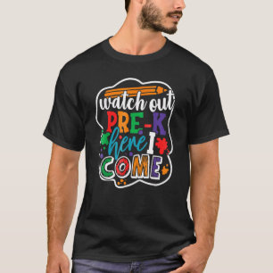 Kinder schauen sich den ersten Schultag zurück in T-Shirt