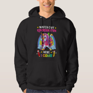 Kinder schauen sich den Kindergarten an, hier komm Hoodie