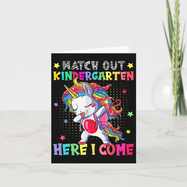 Kinder schauen sich den Kindergarten an, hier komm Karte (Vorderseite)