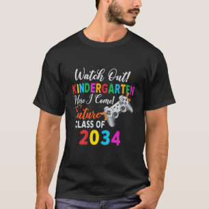 Kinder schauen sich den Kindergarten an, hier komm T-Shirt