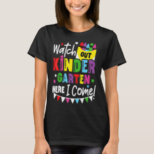 Kinder schauen sich den Kindergarten an, ich komme T-Shirt