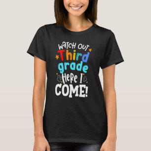 Kinder schauen sich die dritte Klasse an, hier kom T-Shirt