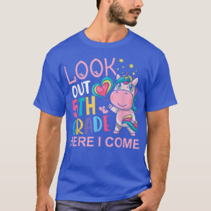 Kinder schauen sich die fünfte Klasse an, hier kom T-Shirt
