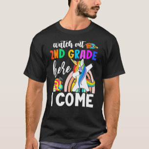 Kinder schauen sich die zweite Klasse an, hier kom T-Shirt