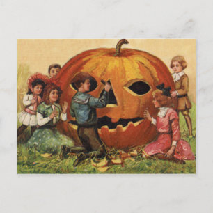 Kinder schnitzen einen Kürbis als Jack O Lantern Postkarte
