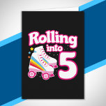 Kinder Skate Party - 5. Geburtstag - Roller Skaten Karte<br><div class="desc">Dieses Skate Party Design ist perfekt für ein Roller-Skaten-Party oder Geburtstags-Thema für einen 5-jährigen. Wenn die Geburtstagsfrau oder der Geburtstagsjunge Lieben, Skate zu rollen, werden sie LIEBE dieses Skate Party Design! Das Retrodesign "In 5" Geburtstag Zitat mit coolem Roller-Skate-Grafik mit Regenbogen & Sternen macht Spaß & Einzigartigkeit. Fun Roller Skate...</div>