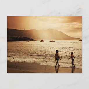Kinder spielen am Strand in Sepia-Tönen Postkarte