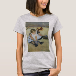 Kinder spielen am Strand von Mary Cassatt T-Shirt