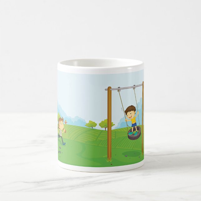 Kinder spielen auf einem Reifenschwingen Kaffeetasse (Von Creator hochgeladen)