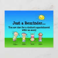 Kinder spielen draußen an einem sonnigen Tag