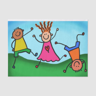 Kinder spielen seidenpapier