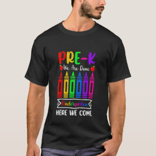 Kinder vor K Wir sind Kindergarten hier kommen wir T-Shirt