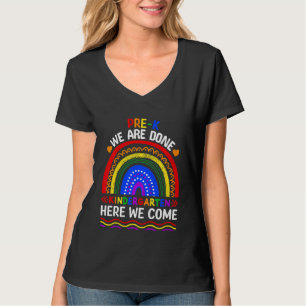Kinder vor K Wir sind Kindergarten hier kommen wir T-Shirt