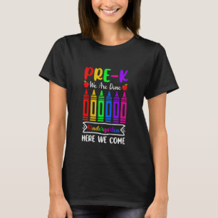 Kinder vor K Wir sind Kindergarten hier kommen wir T-Shirt