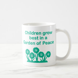 Kinder wachsen am besten in einem Garten des Tasse