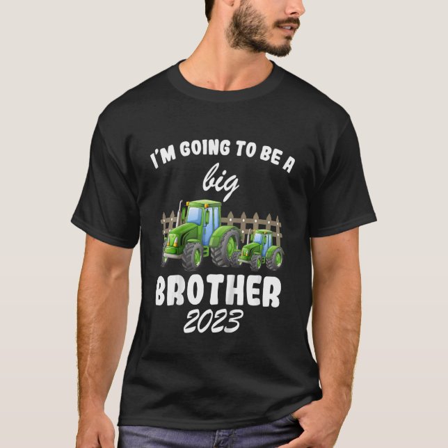 Kinder werden ein großer Bruder 2023 Traktor 1 T-Shirt (Vorderseite)