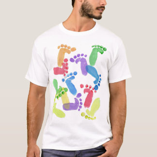 Kinderbetten, Babyfüße, Babyfußabzüge in Farben T-Shirt