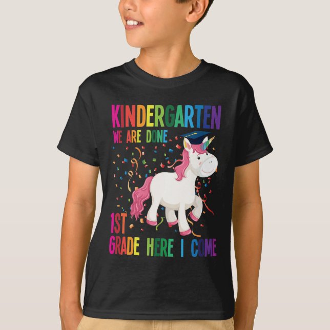 Kindergarten Abschluss Überraschung Erste Klasse K T-Shirt (Vorderseite)