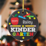 Kindergarten Farbiges Chalkboard Keepake Kinder Keramik Ornament<br><div class="desc">Das Kindergartendedesign besticht durch einen Apfel, einen Herrscher, Stifte und eine bunt gefärbte, lustige Typografie! Klicken Sie auf die Schaltfläche Anpassen für weitere Optionen zur Änderung des Textes! Variationen dieses Designs, Foto-Optionen, andere Schulklassen, zusätzliche Farbtöne sowie koordinierende Produkte sind in unserem Shop, zazzle.com/store/doodlelulu verfügbar. Kontaktieren Sie uns, wenn Sie dieses...</div>