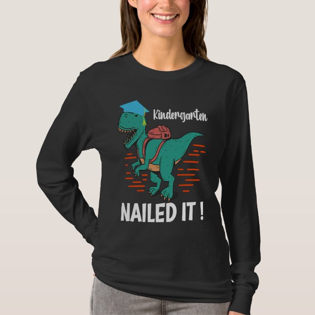Kindergarten has made it a mother dinosaur graduat T-Shirt (Vorderseite)