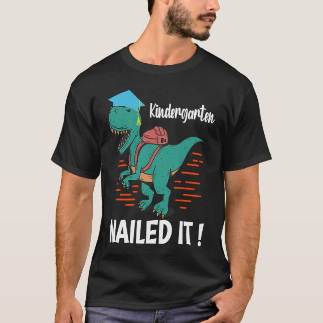 Kindergarten has made it a mother dinosaur graduat T-Shirt (Vorderseite)