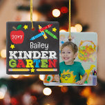Kindergarten Keepake Chalk Foto Keramikornament<br><div class="desc">Das Kindergartendedesign besticht durch einen Apfel, einen Herrscher, Stifte und eine bunt gefärbte, lustige Typografie! Klicken Sie auf die Schaltfläche Anpassen für weitere Optionen zur Änderung des Textes! Variationen dieses Designs, zusätzliche Farben sowie koordinierende Produkte sind in unserem Shop, zazzle.com/store/doodlelulu verfügbar. Kontaktieren Sie uns, wenn Sie dieses Design für ein...</div>