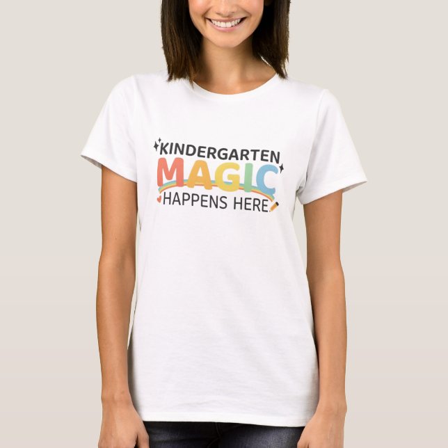 Kindergarten-Magie geschieht hier Lehrer Design T-Shirt (Vorderseite)