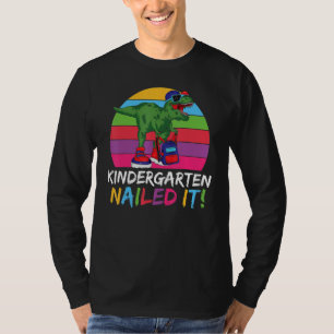 Kindergarten nagelte es Dinosaurier zurück nach Sc T-Shirt