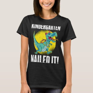 Kindergarten nagelte es für einen Dinosaurier-Fank T-Shirt