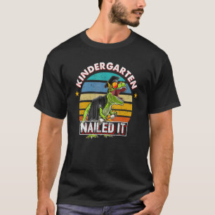 Kindergarten nagelte It Rex Dinosaur Graduation Ca T-Shirt