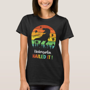 Kindergarten Nails It Retro Dinosaur Schule Gradu T-Shirt