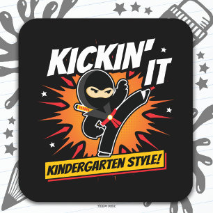 Kindergarten Ninja Kick ersten Tag zurück zur Schu Quadratischer Aufkleber
