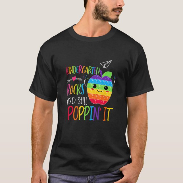 Kindergarten Rocks Lehrer und immer noch Poppin T-Shirt (Vorderseite)
