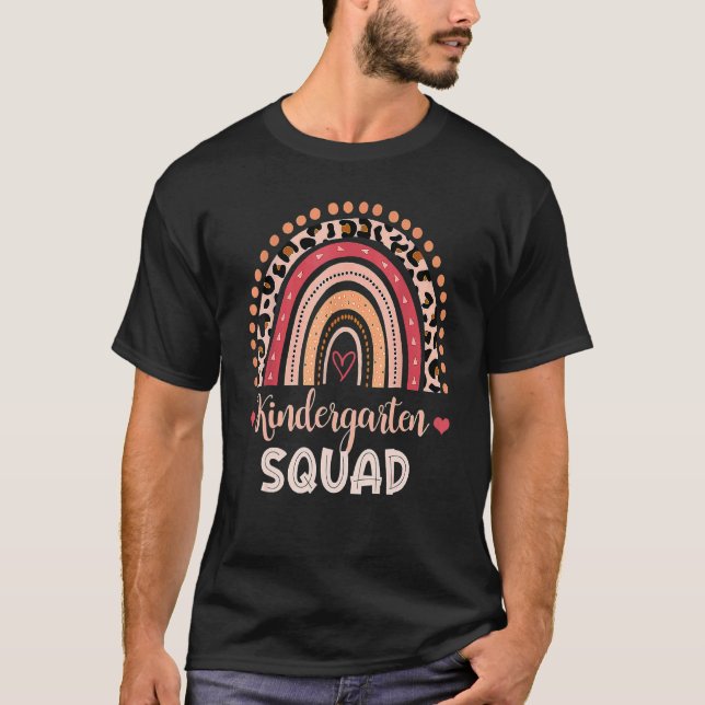 Kindergarten Squad Lehrerin Regenbogenleopard Zurü T-Shirt (Vorderseite)