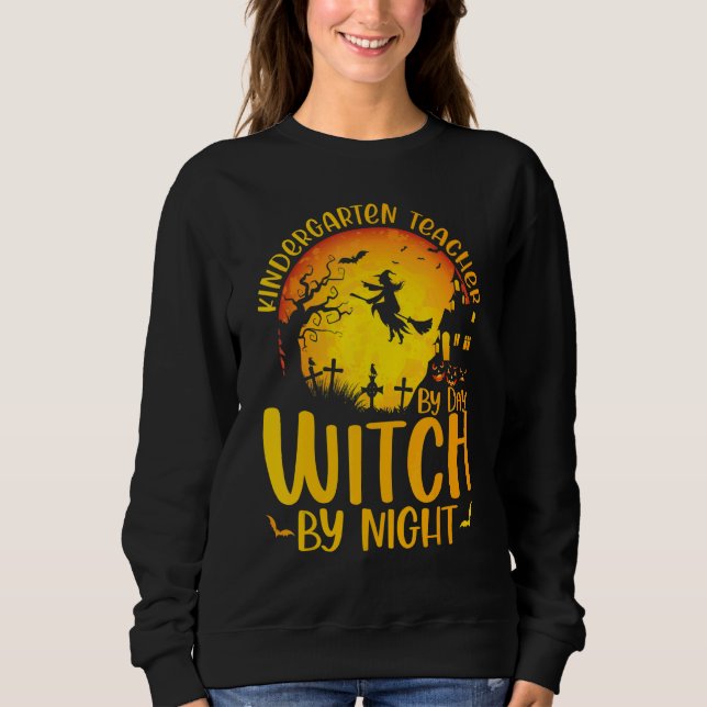 Kindergarten Teacher By Day Witch By Night Hallowe Sweatshirt (Vorderseite)