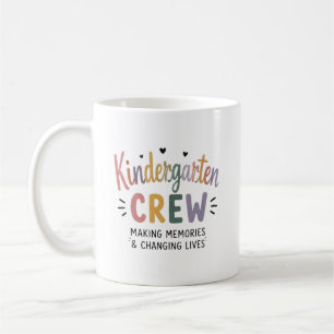 Kindergarten-Team, das Erinnerungen schafft und Le Kaffeetasse