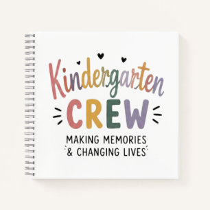 Kindergarten-Team, das Erinnerungen schafft und Le Notizbuch