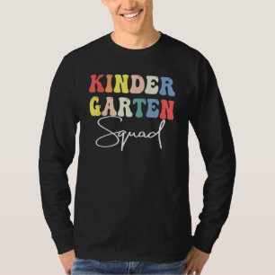 Kindergarten-Truppe Retro Groovy Vintage Erster Ta T-Shirt