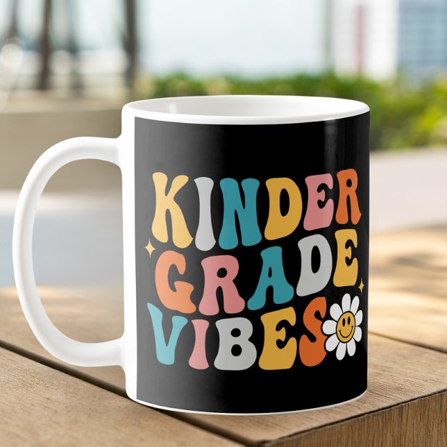 Kindergarten Vibes Groovy Design Tasse (Von Creator hochgeladen)
