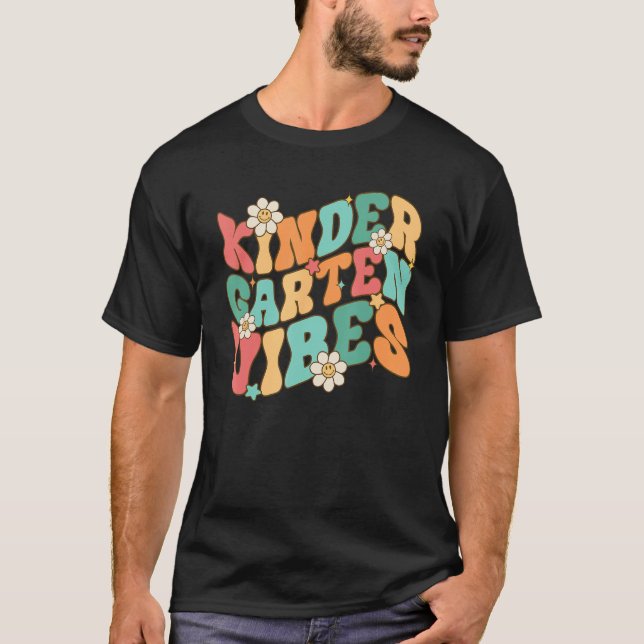 Kindergarten Vibes  Kinder Crew Retro First Day of T-Shirt (Vorderseite)