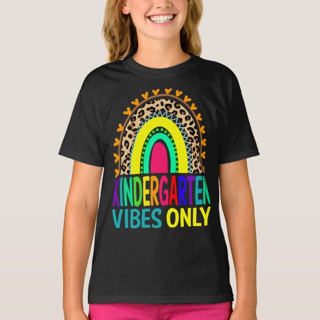 Kindergarten Vibes Only Rainbow Leopard T-Shirt (Vorderseite)