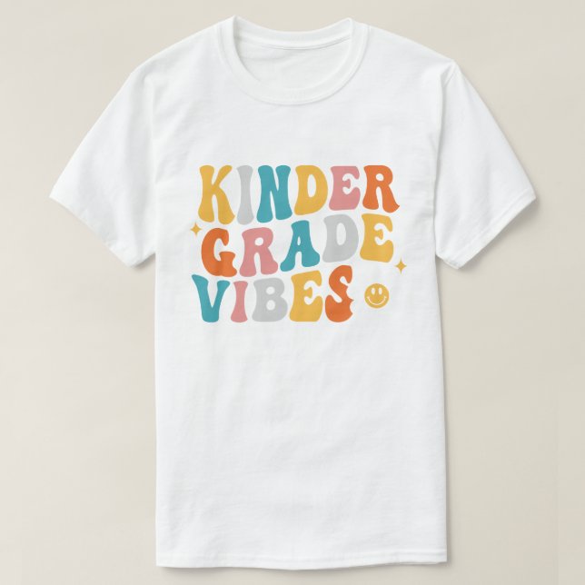 Kindergarten Vibes T-Shirt (Design vorne)