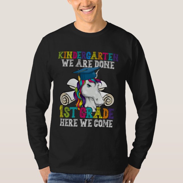Kindergarten We Are Done 1st Grade Unicorn Graduat T-Shirt (Vorderseite)