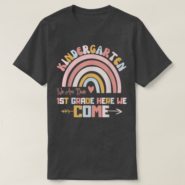 Kindergarten Wir sind 1. Klasse hier kommen wir ra T-Shirt (Design vorne)