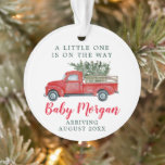 Kindergartenankündigung Weihnachtsschmuck Ornament<br><div class="desc">Ein kleiner ist auf dem Weg Schwangerschaftsankündigung Weihnachtsschmuck. Baby Coming bald Urlaub Geschenk. Vintager roter LKW mit Weihnachtsbaumillustrierung. Bearbeiten Sie alle Informationen einfach.</div>