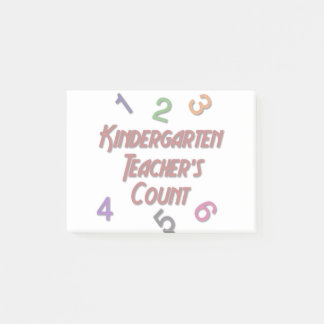 Kindergartenlehrer zählen Postit Notes Post-it Klebezettel