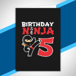 Kindergeburtstag Ninja - Thema "5 Jahre altes Part Karte<br><div class="desc">Das Ninja 5 Design ist ein perfektes Geschenk für eine 5-jährige Ninja Geburtstagsparty. Es enthält das japanische Symbol für Ninjutsu mit einem Cartoon Ninja einen Karate-Kick, dass der Geburtstagsjunge oder das Geburtstagsmädchen Liebe. Dieses Ninja Geburtstagsdesign für Jungen und Mädchen ist perfekt geeignet für 5-jährige, die Ninjas, Karate, Taekwondo, Judo und...</div>