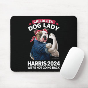 Kinderlose Hunde-Lady wählt Kamala bei der Wahl 20 Mousepad